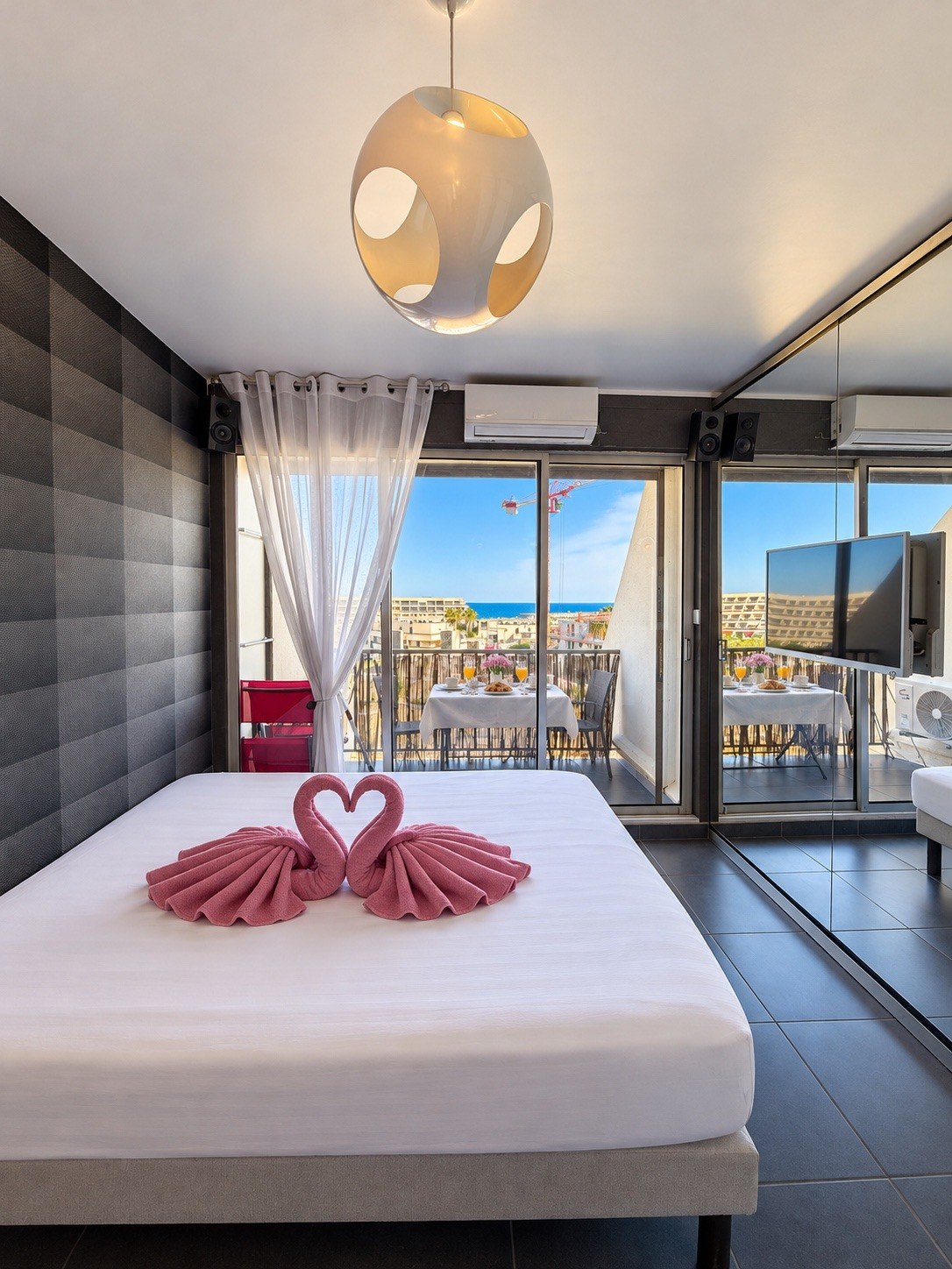 Cocoon F97 — espace nuit avec lit double