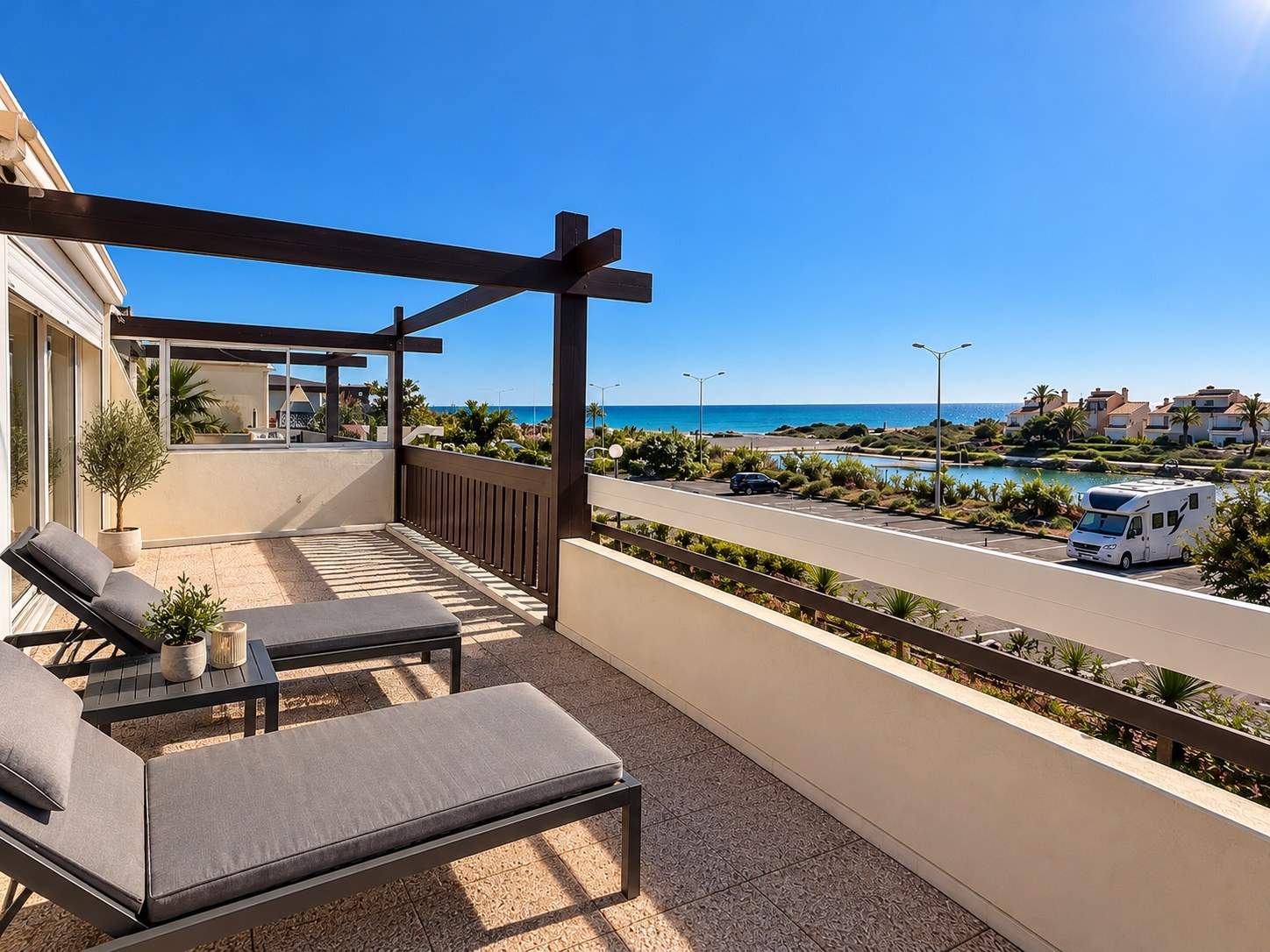 Sunset PN208 — terrasse avec vue sur la mer